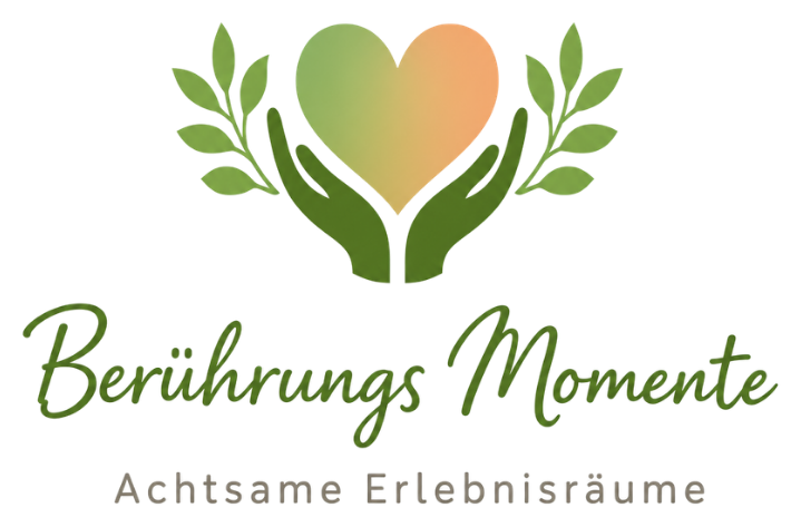 Logo BerührungsMomente: zwei Hände halten ein Herz, darunter der Schriftzug Achtsame Erlebnisräume.