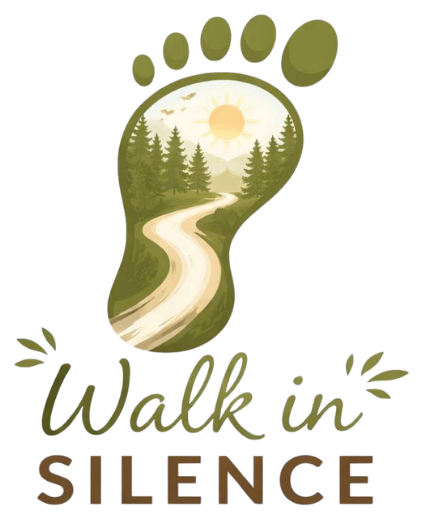 Walk-in-Silence-Logo: ein Fußabdruck, in dem sich ein Weg durch den Wald zur Sonne windet.